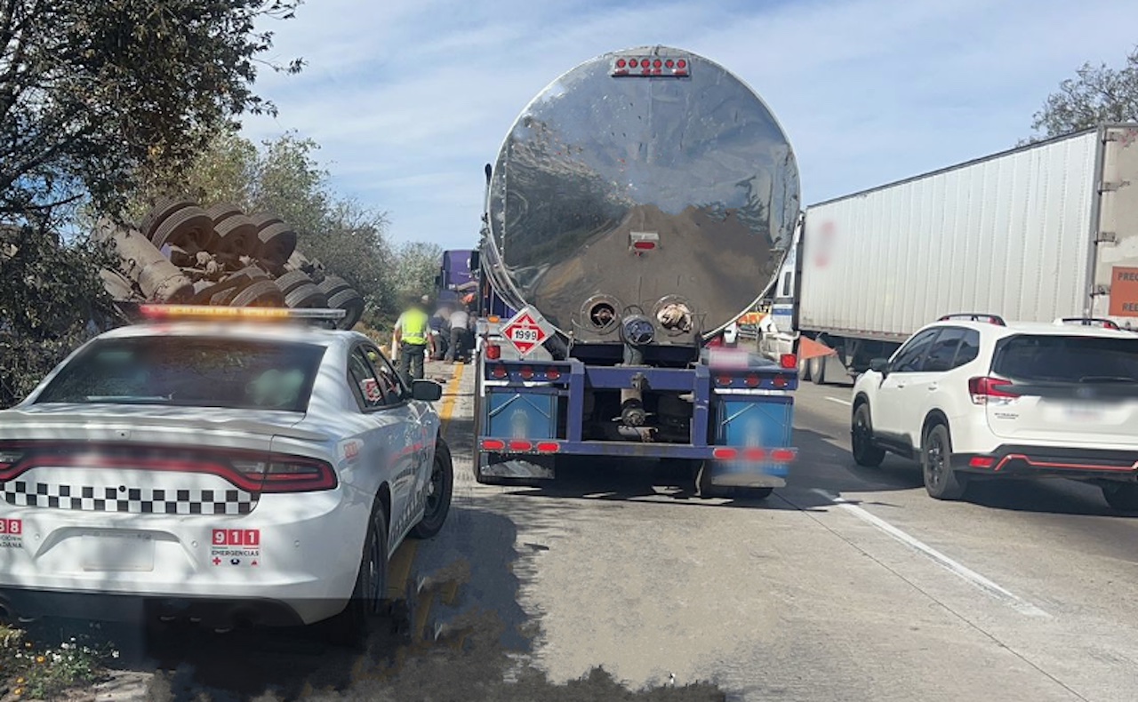 Accidente en la México-Querétaro: pipa se vuelca en el kilómetro 97 hacia CDMX