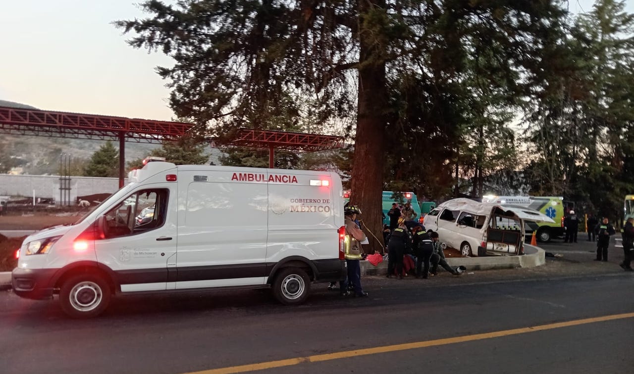 Transporte de personal vuelca y deja tres muertos en Morelia, Michoacán