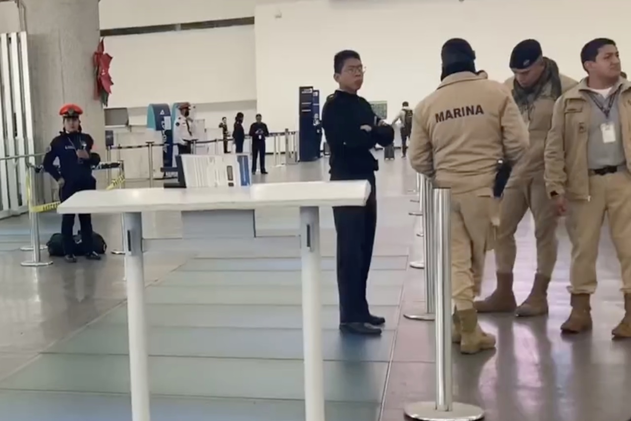 Hombre es detenido por apuñalar a venezolano en la Terminal 2 del AICM