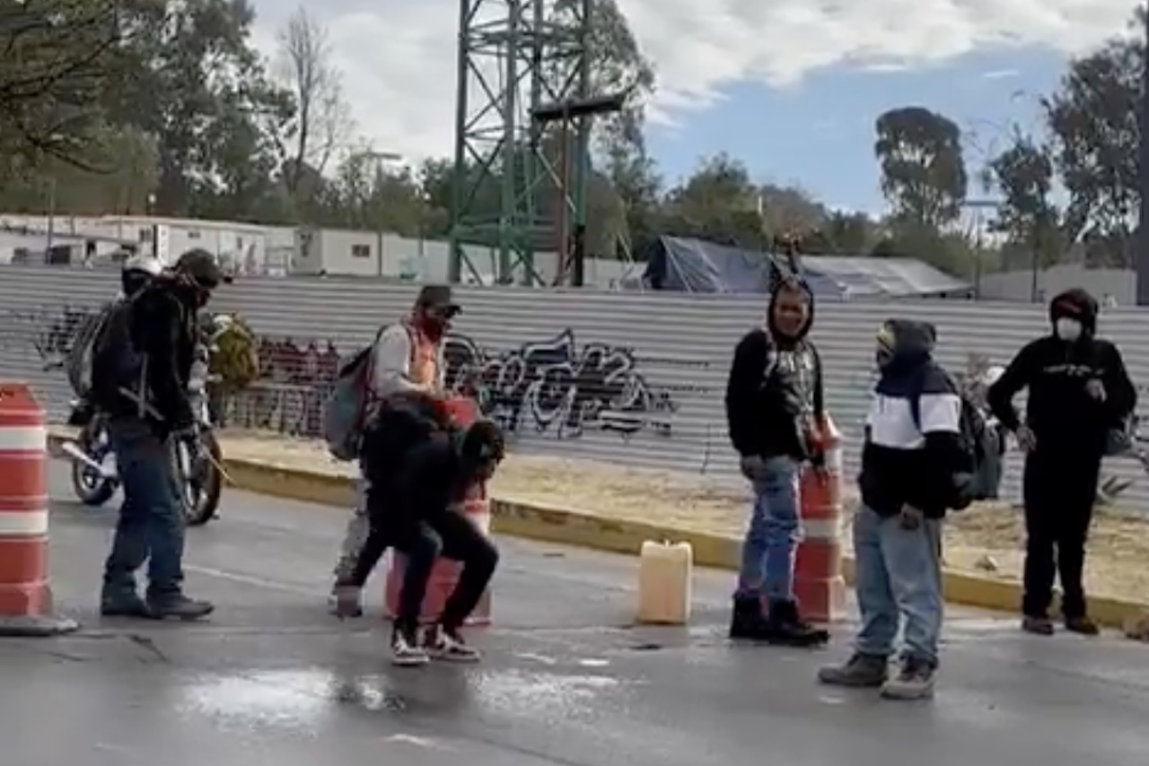 Bloqueo en calzada Zaragoza de Puebla: trabajadores exigen pago por obra en Congreso
