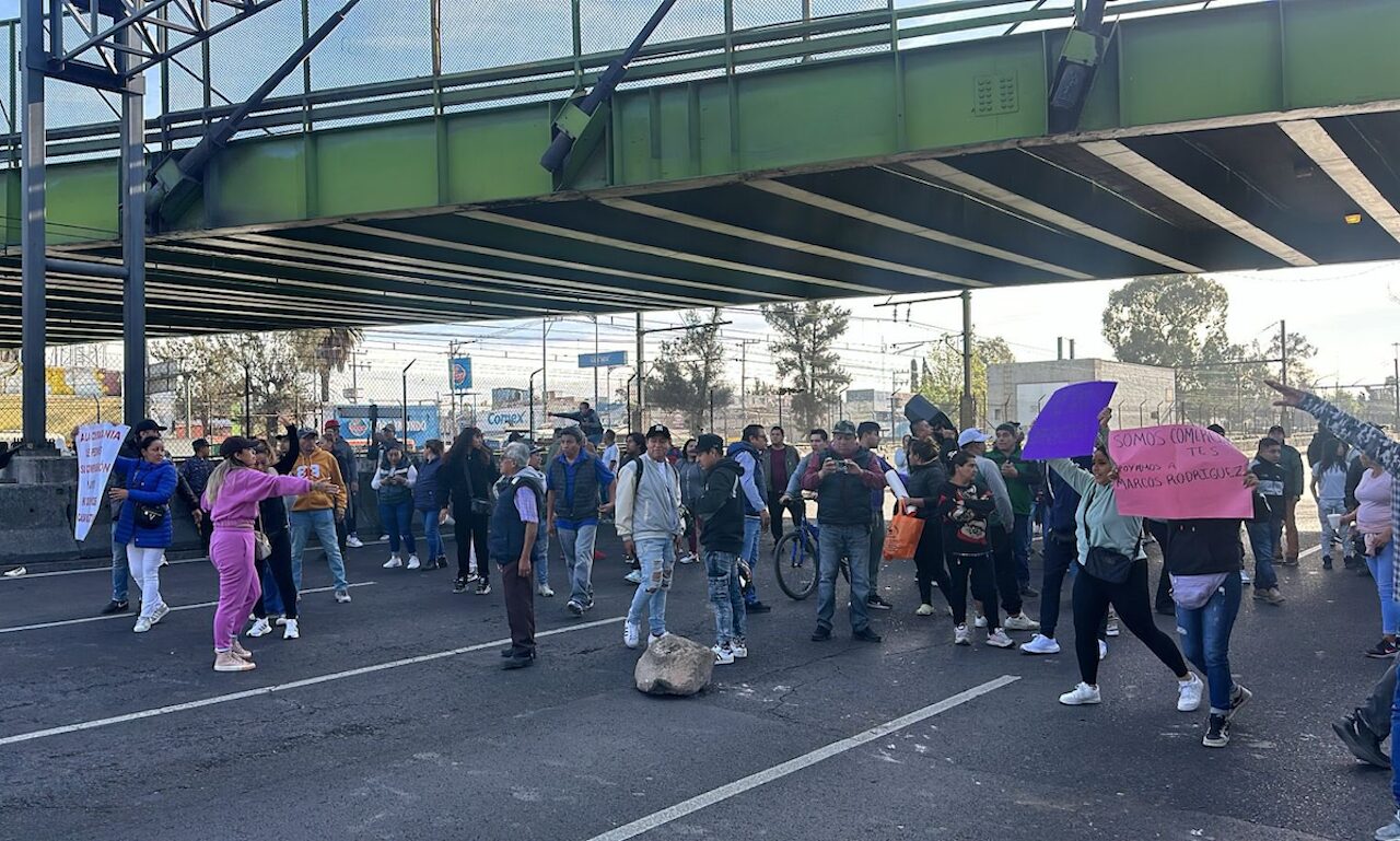 Comerciantes que exigen liberación de detenidos bloquean la Calzada Zaragoza