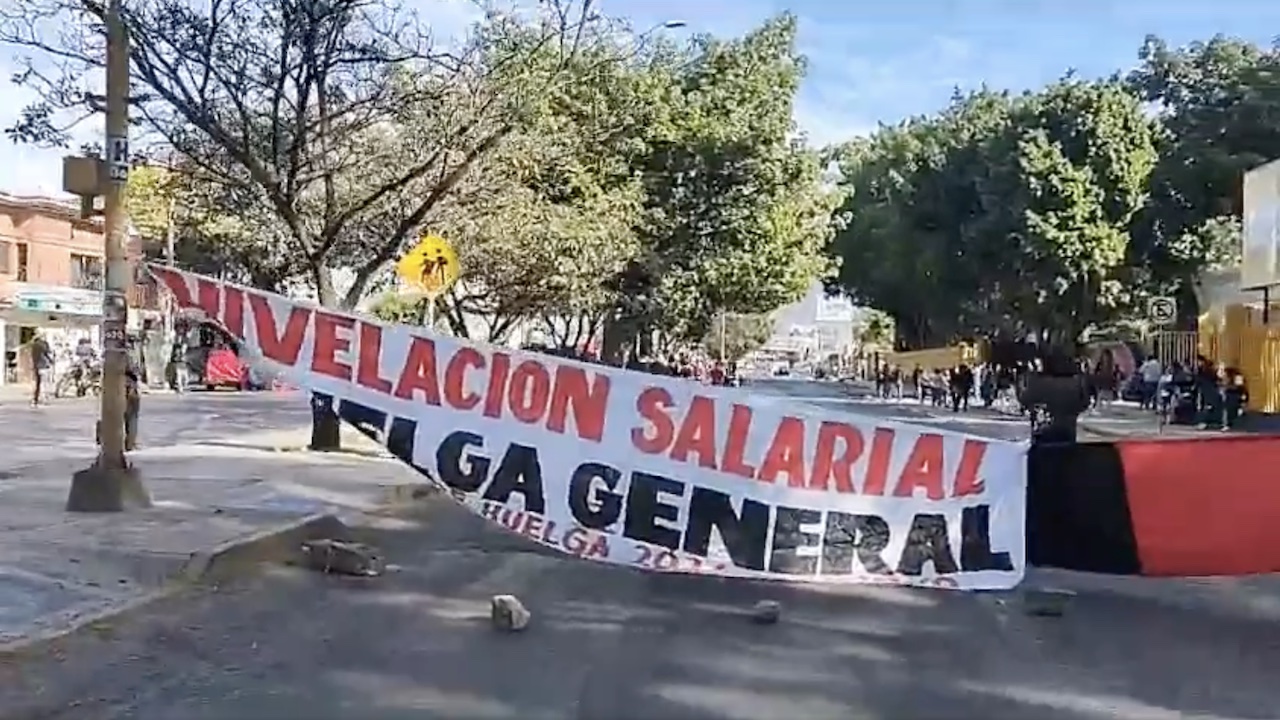 Bloqueo en avenida Universidad: trabajadores de Oaxaca exigen mejora salarial