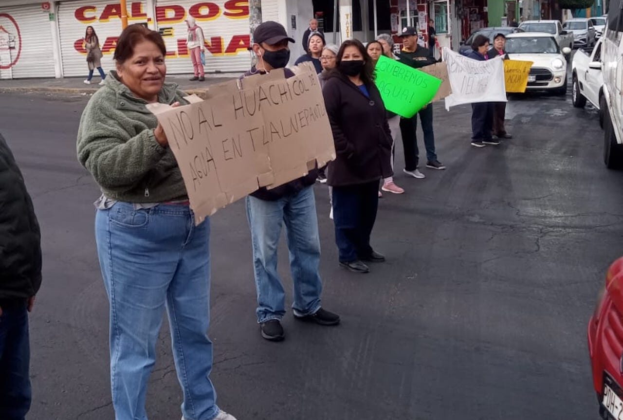 Bloqueo en vía Gustavo Baz: vecinos exigen agua en Tlalnepantla