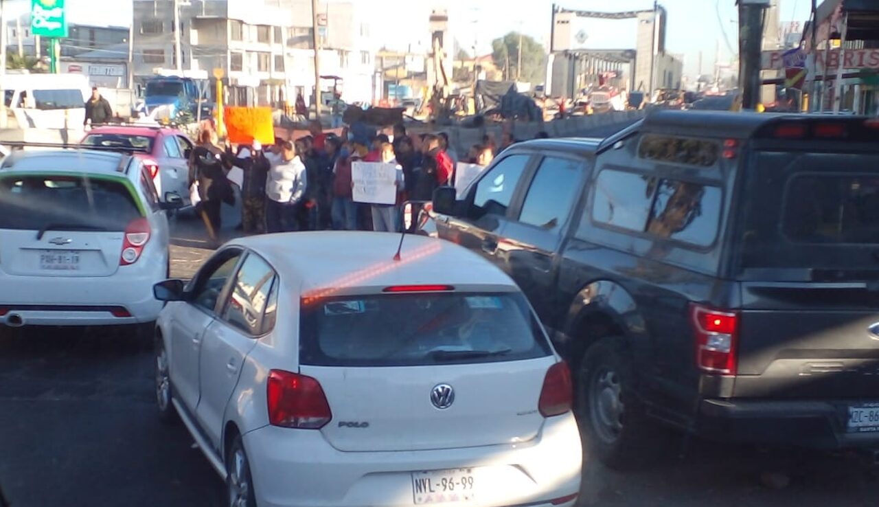 Manifestantes bloquean la México-Cuautla, cerca de la México-Puebla