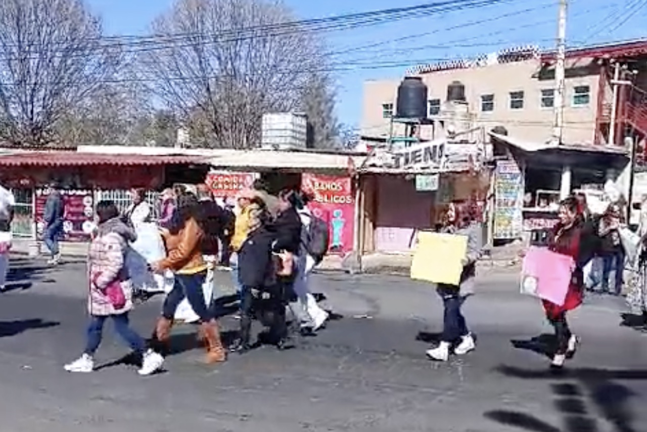 Bloqueo carretera México-Puebla: trabajadores de salud protestan