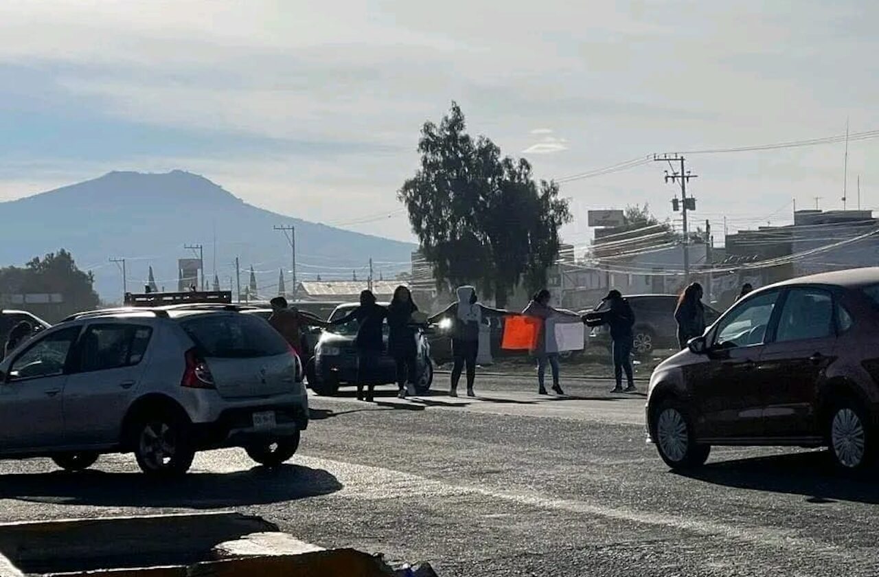 Padres de familia bloquean la carretera Pachuca-Actopan, Hidalgo
