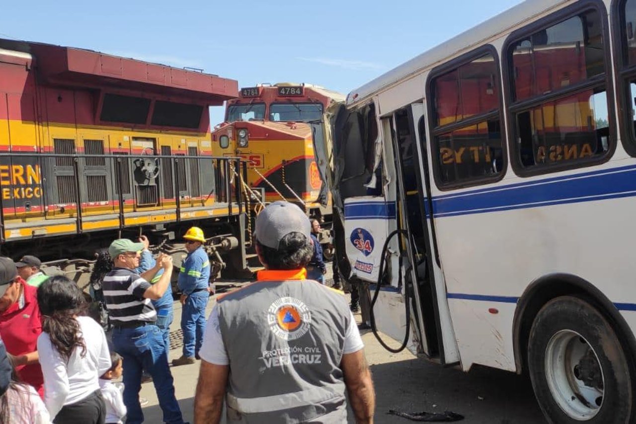 Tren choca contra autobús que intentó ganarle el paso en Xalapa; hay dos heridos