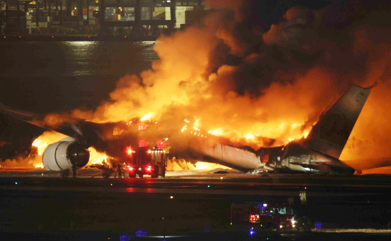 Choque de 2 aviones deja al menos 5 muertos en Tokio, Japón