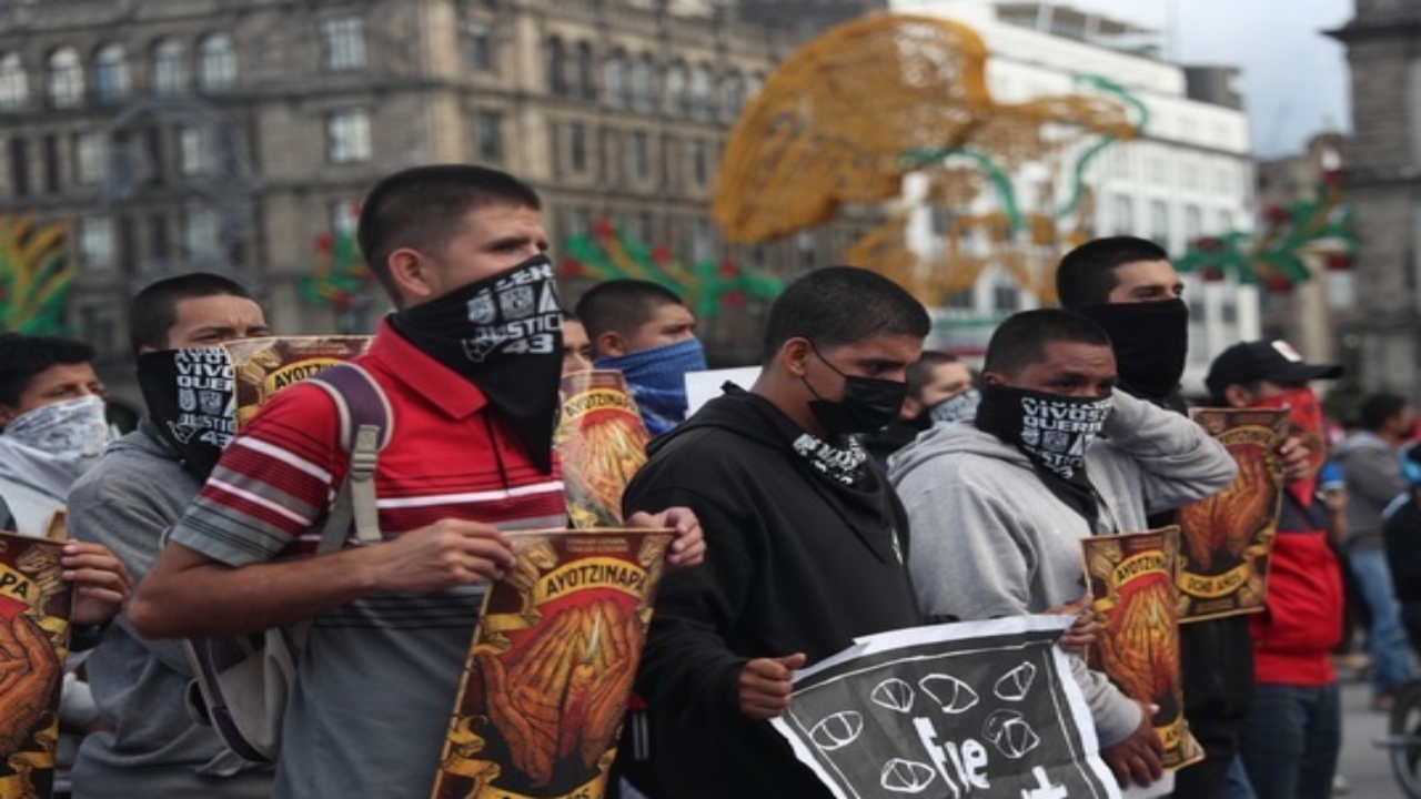 Caso Ayotzinapa: Sheinbaum promete dar seguimiento; Xóchitl descarta reunión con padres