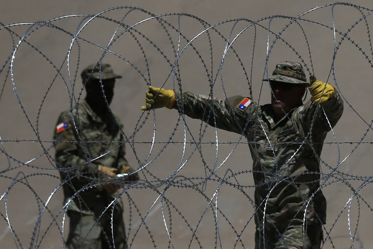 Gobierno de EU gana round a Texas: retiran alambre de púas en frontera con México