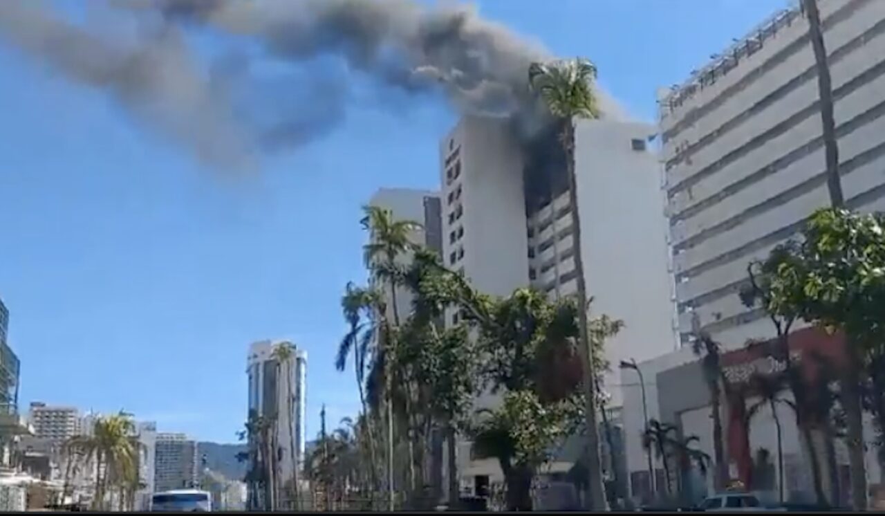 Incendio en Acapulco: se quema el Hotel Emporio en la Costera