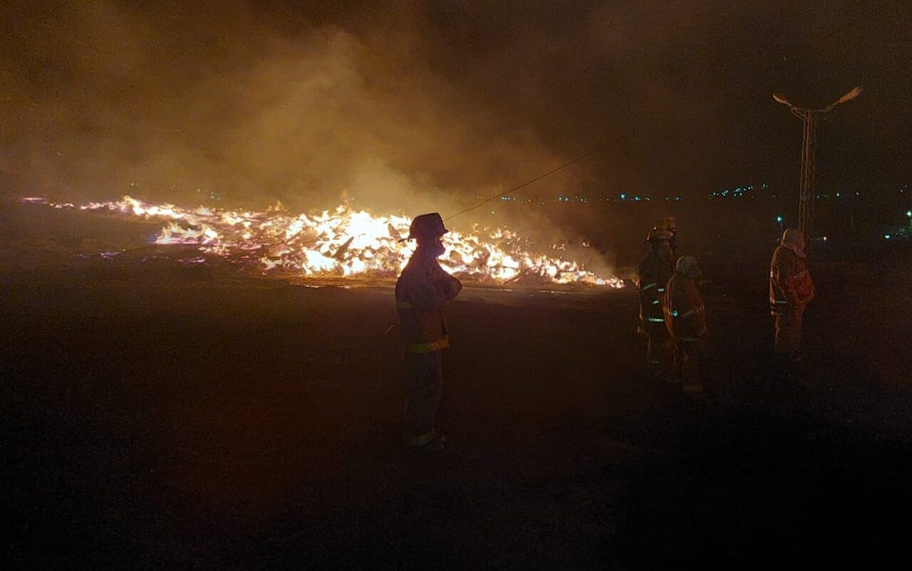 Chihuahua: Incendio en Duraplay de Parral se extiende más de 15 horas