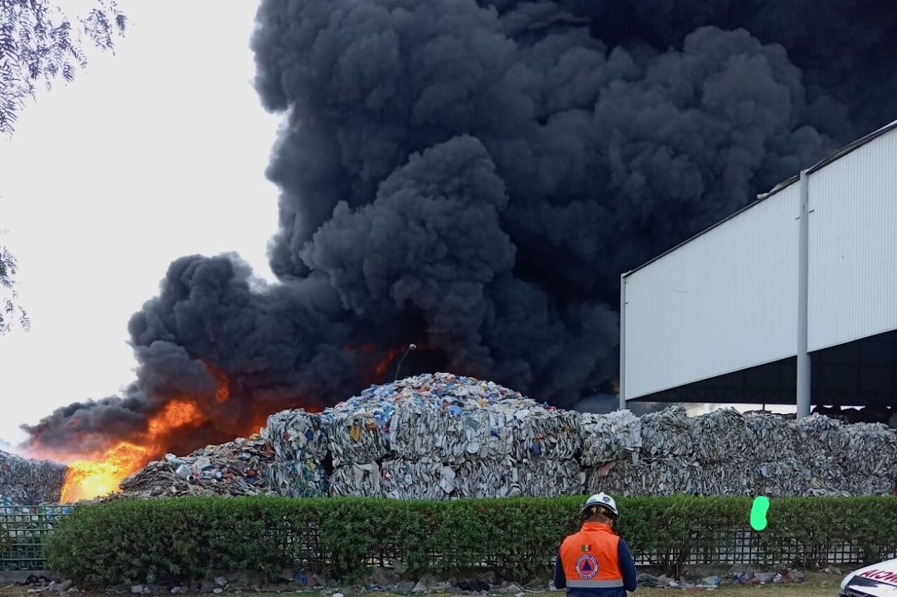 Incendio consume planta de reciclaje en Valle de Chalco, Edomex
