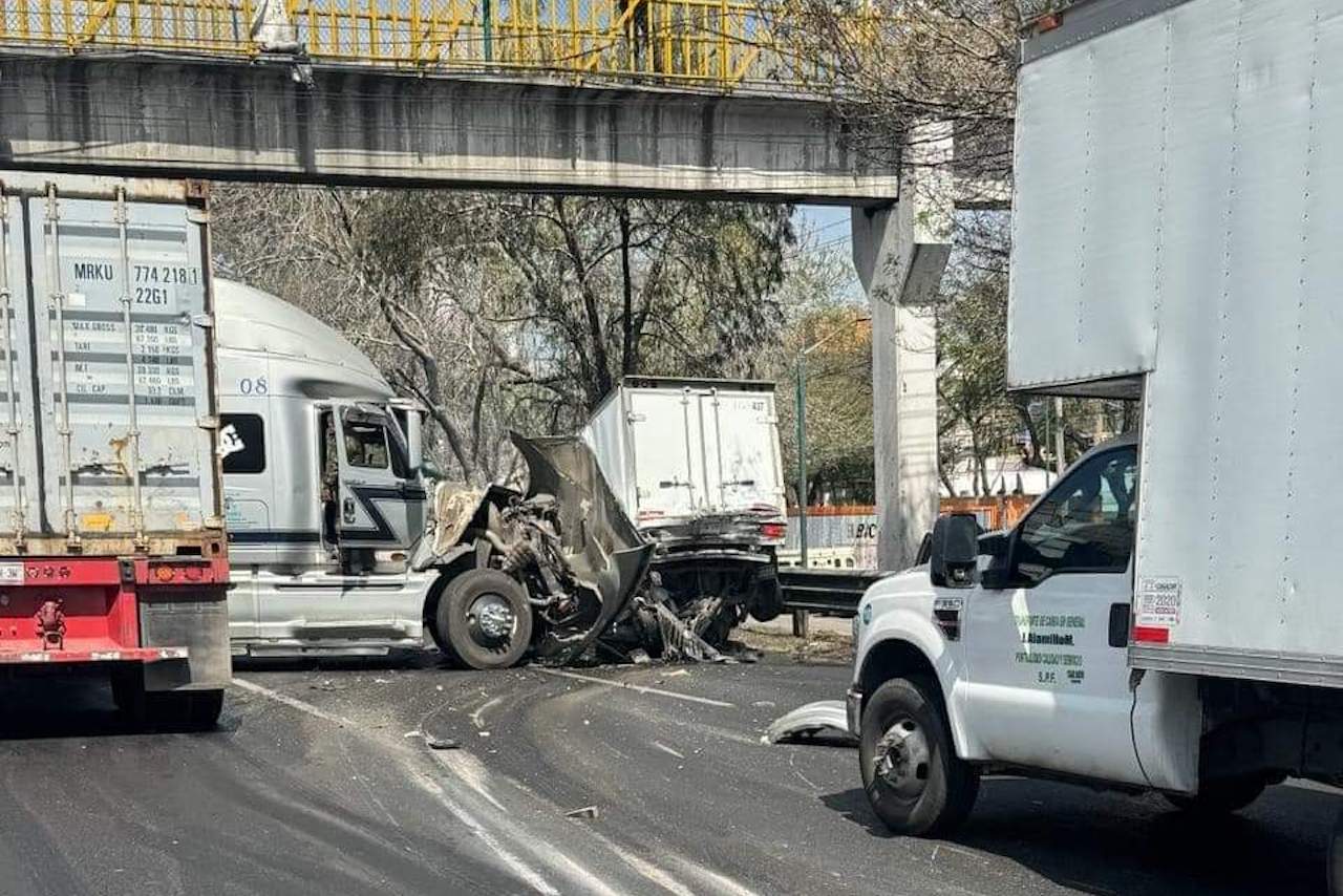 Accidente México-Querétaro hoy: auto queda prensado entre un tráiler y vehículo de carga