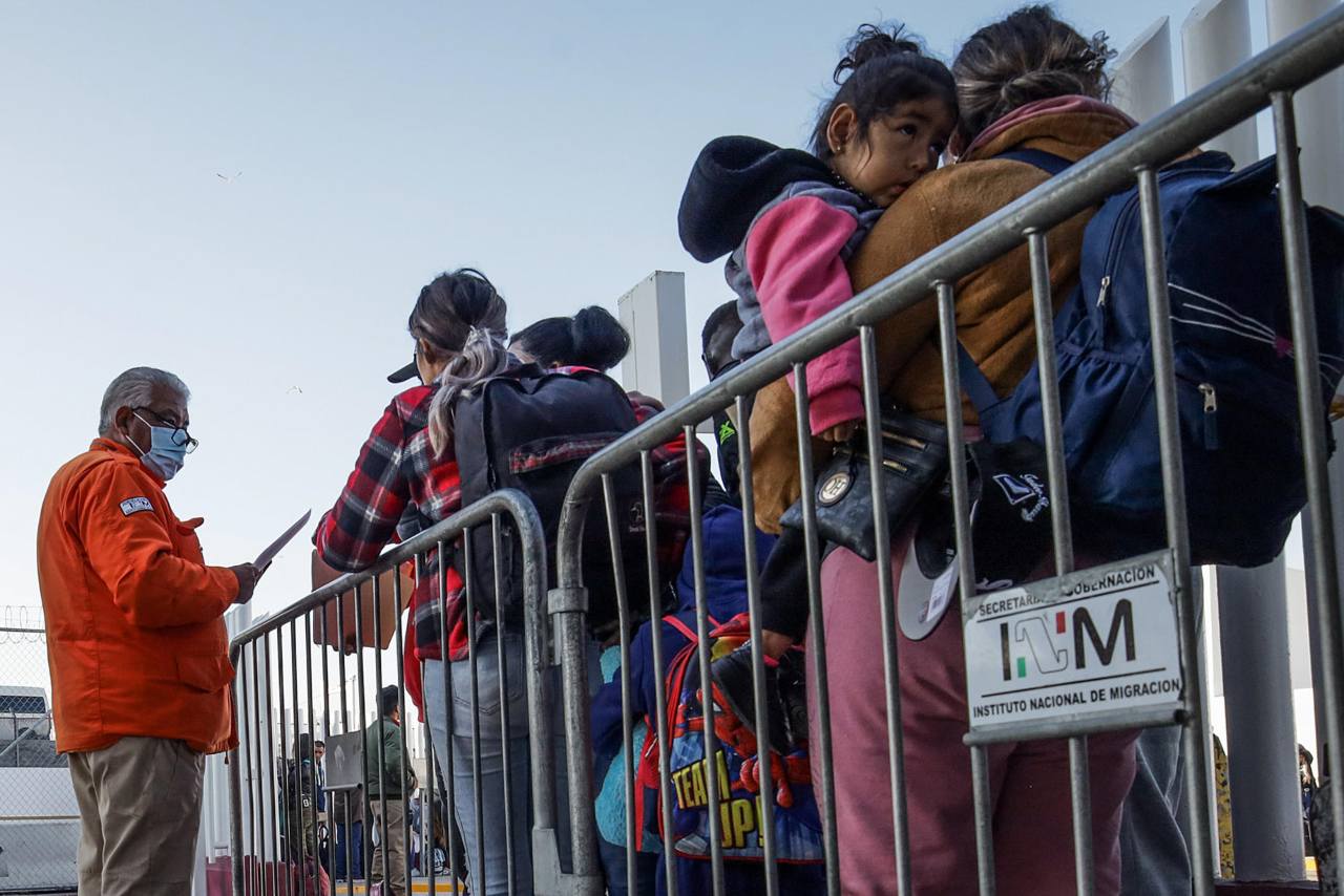 Migrantes pagan hasta 40 mil dólares por amparos para llegar a la frontera