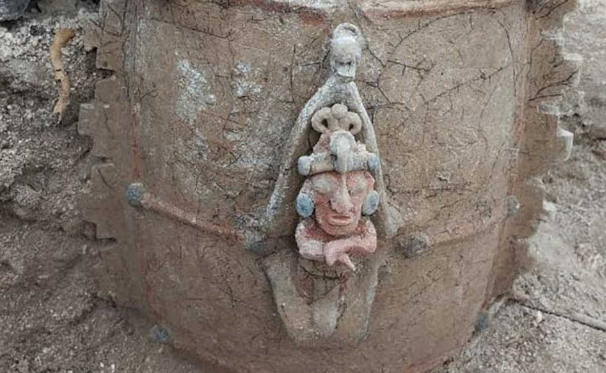El INAH descubre una urna funeraria con la imagen del dios del maíz