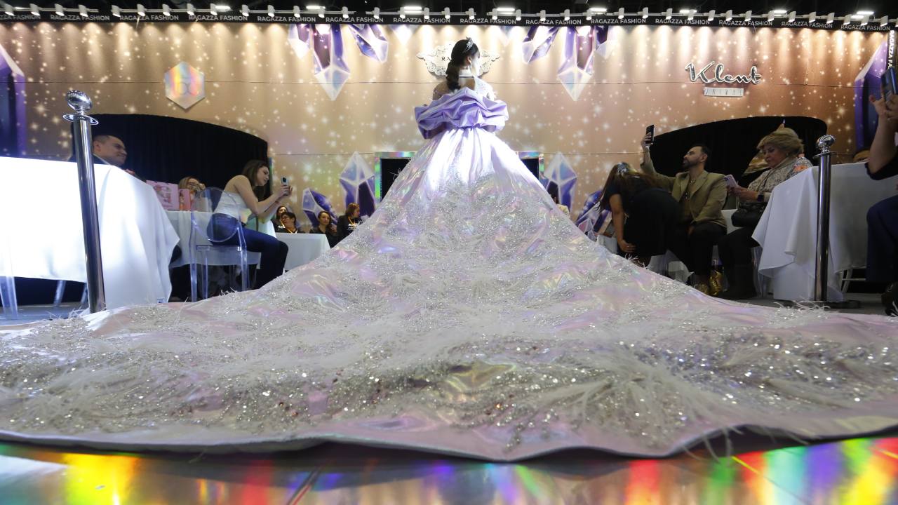 Crean en México vestido con 3 mil cristales de Swarovski