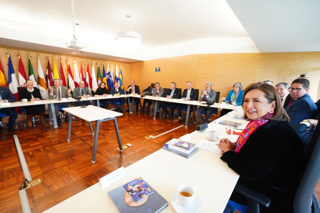 Xóchitl se reúne con embajadores, miembros de la Unión Europea, en primer día de intercampaña