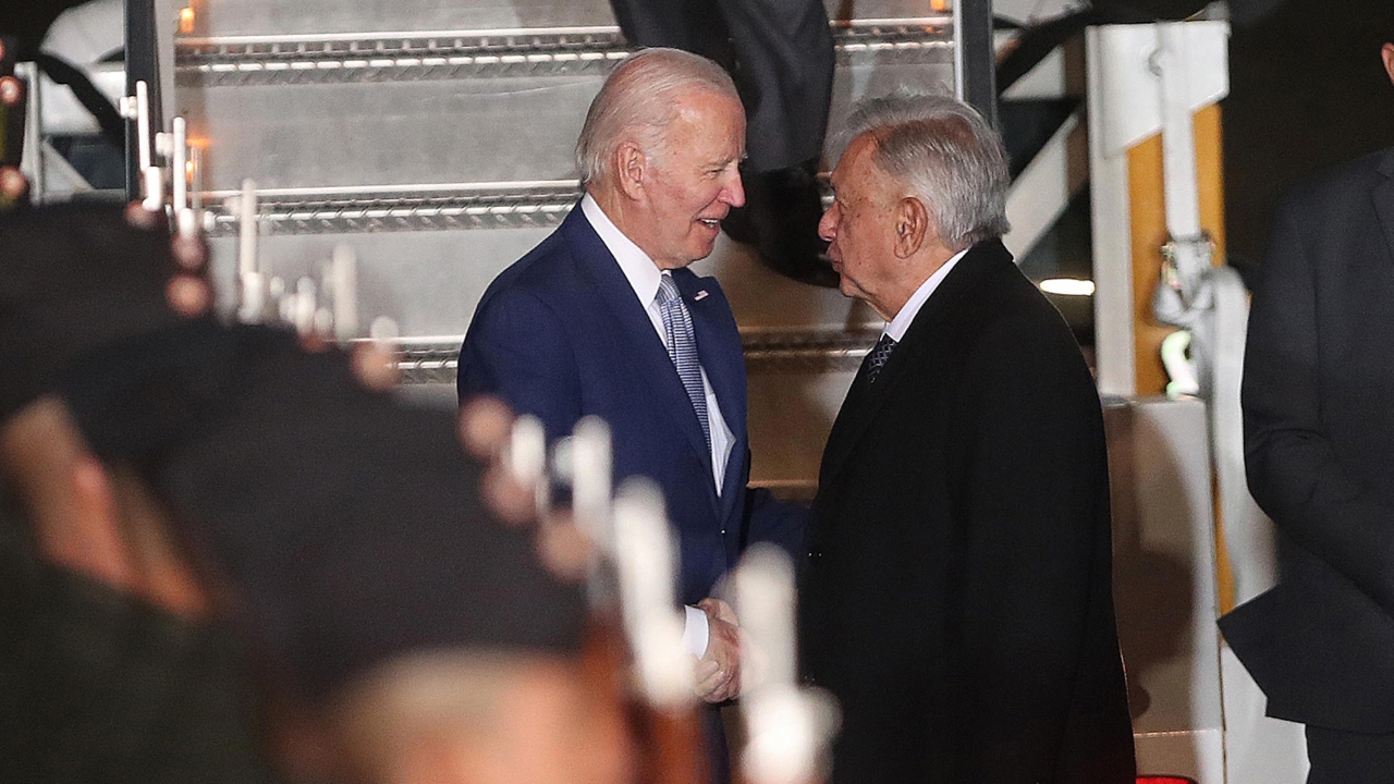 En llamada con AMLO, Biden reconoce a México por acciones migratorias