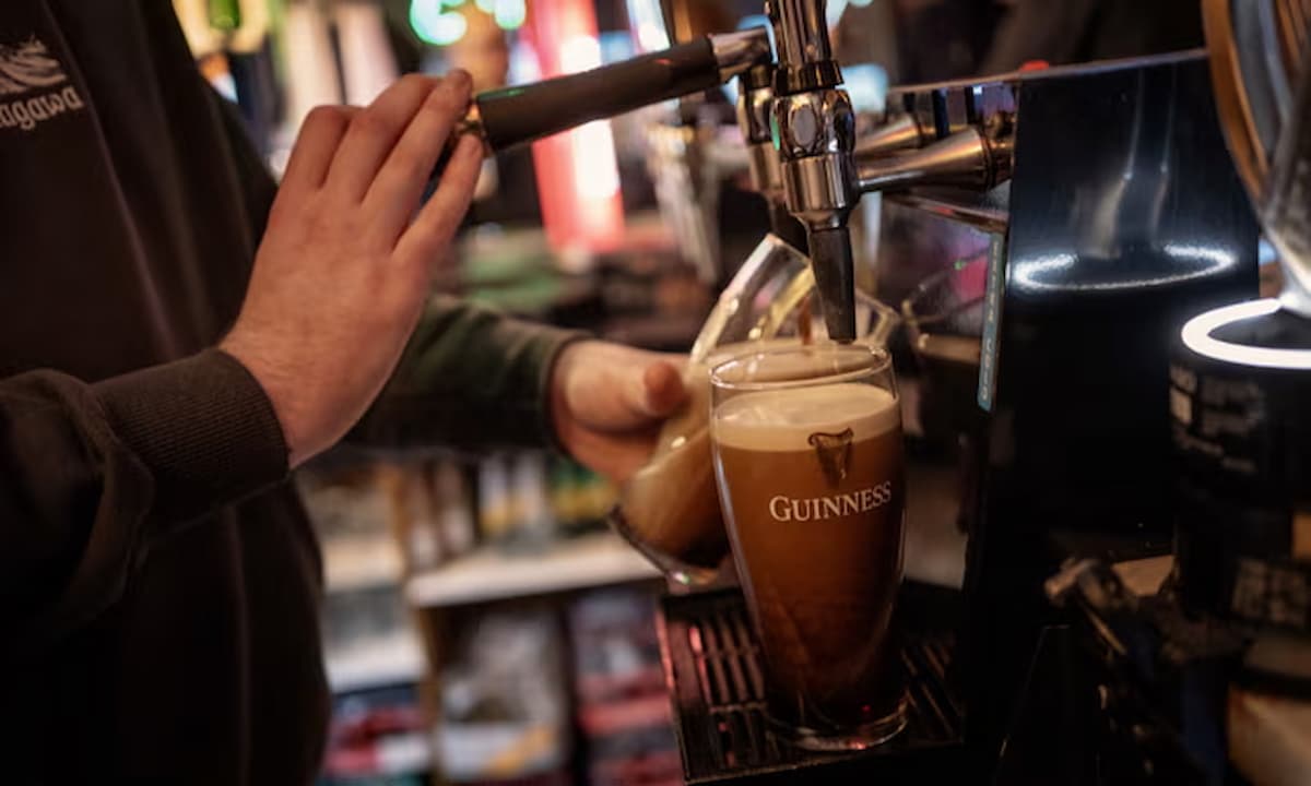 Resurge debate sobre la Guinness perfecta: camarero dice que no hace falta destreza