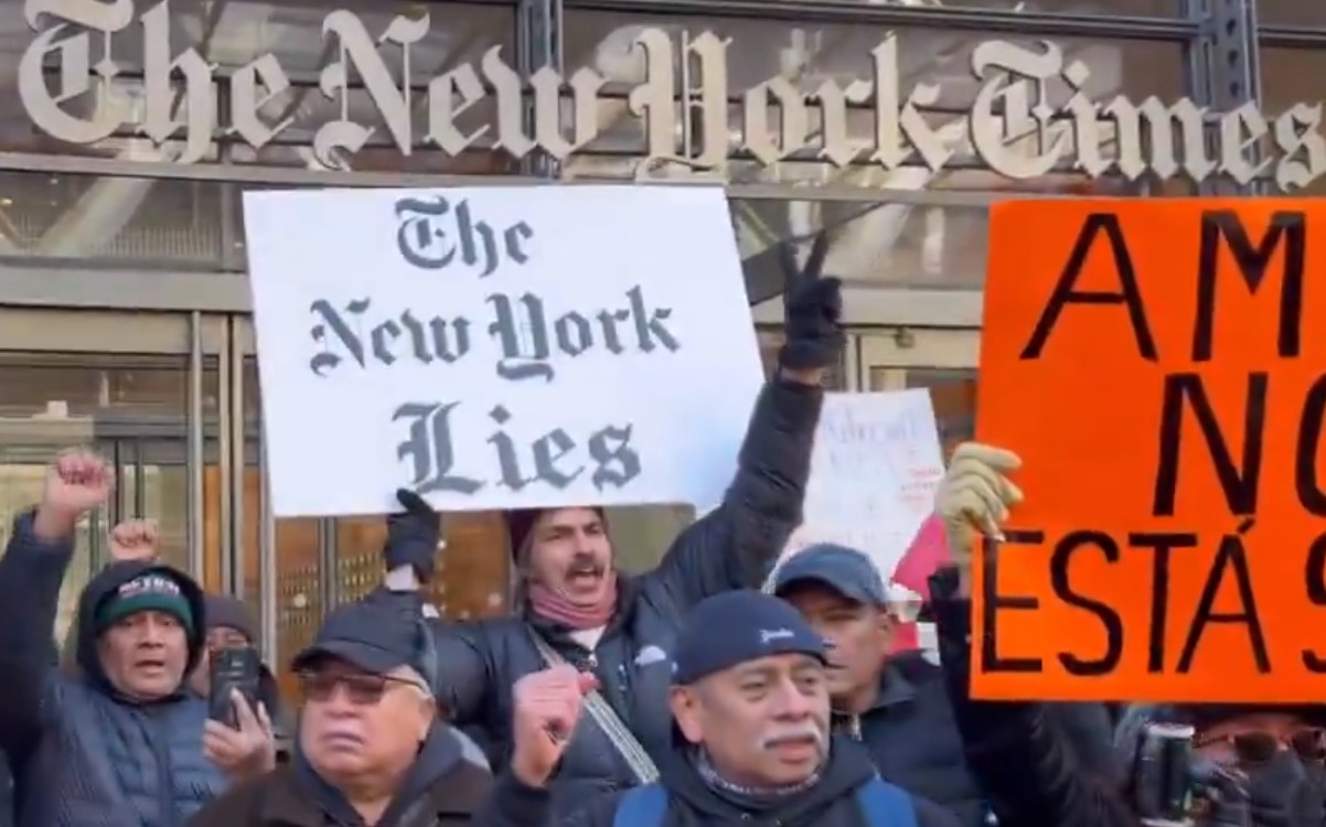 ‘The New York Lies’: mexicanos protestan afuera del NYT en EU tras investigación de AMLO