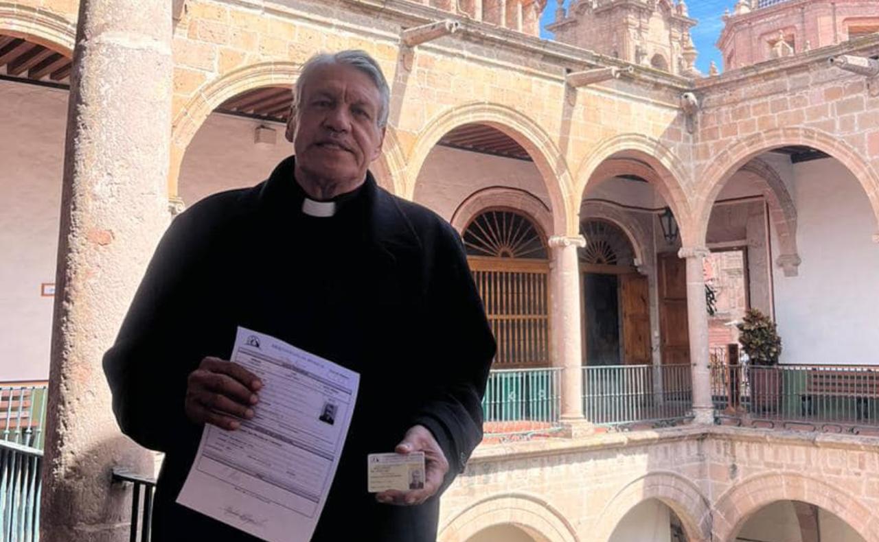 Es oficial: ‘Padre Pistolas’ recupera licencia para oficiar misas en Michoacán