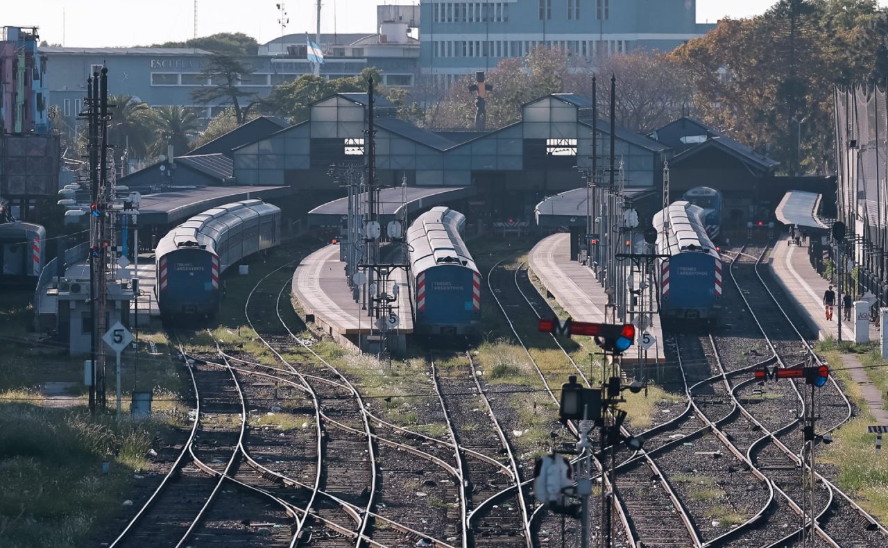 Realizan en Argentina paro de trenes por falta de mejoras salariales