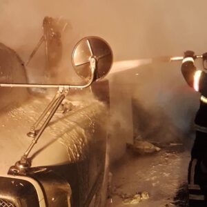 Accidente en la México-Cuernavaca: camión vuelca y se incendia en Tlalpan