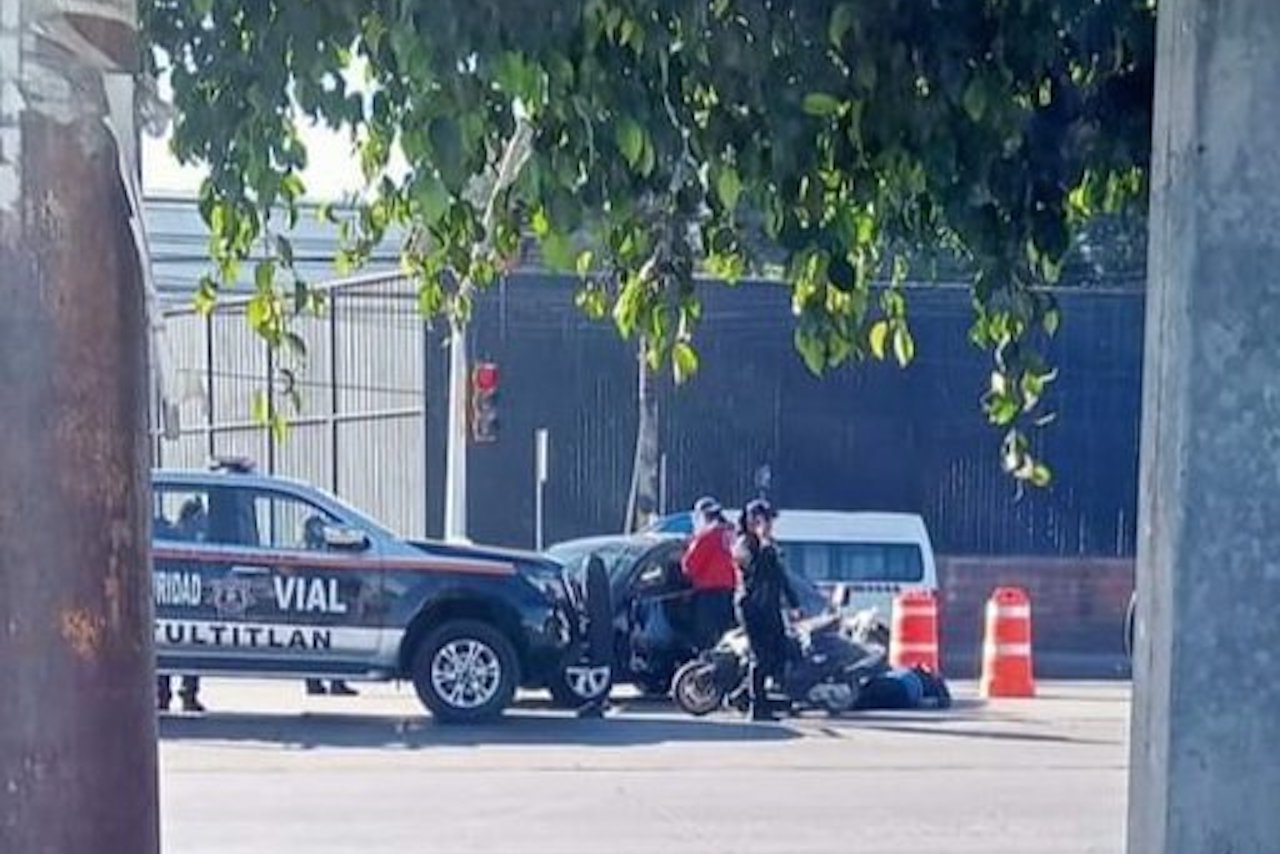 Accidente en avenida López Portillo: motocicleta se estrella contra automóvil