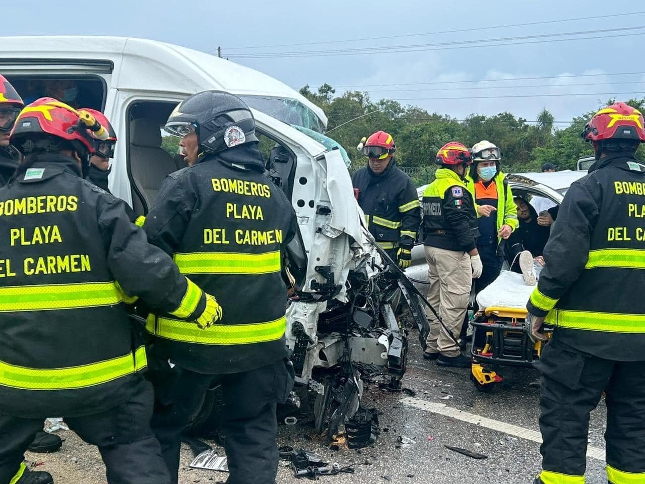 Choque entre camioneta y auto deja 6 muertos en la Playa del Carmen-Tulum