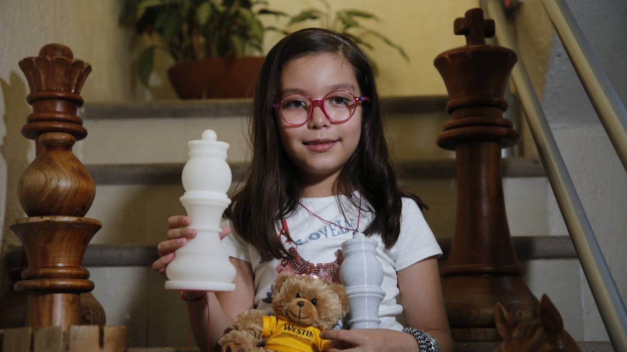 México tiene una Gambito de dama, se llama Alondra y conquista campeonatos de ajedrez