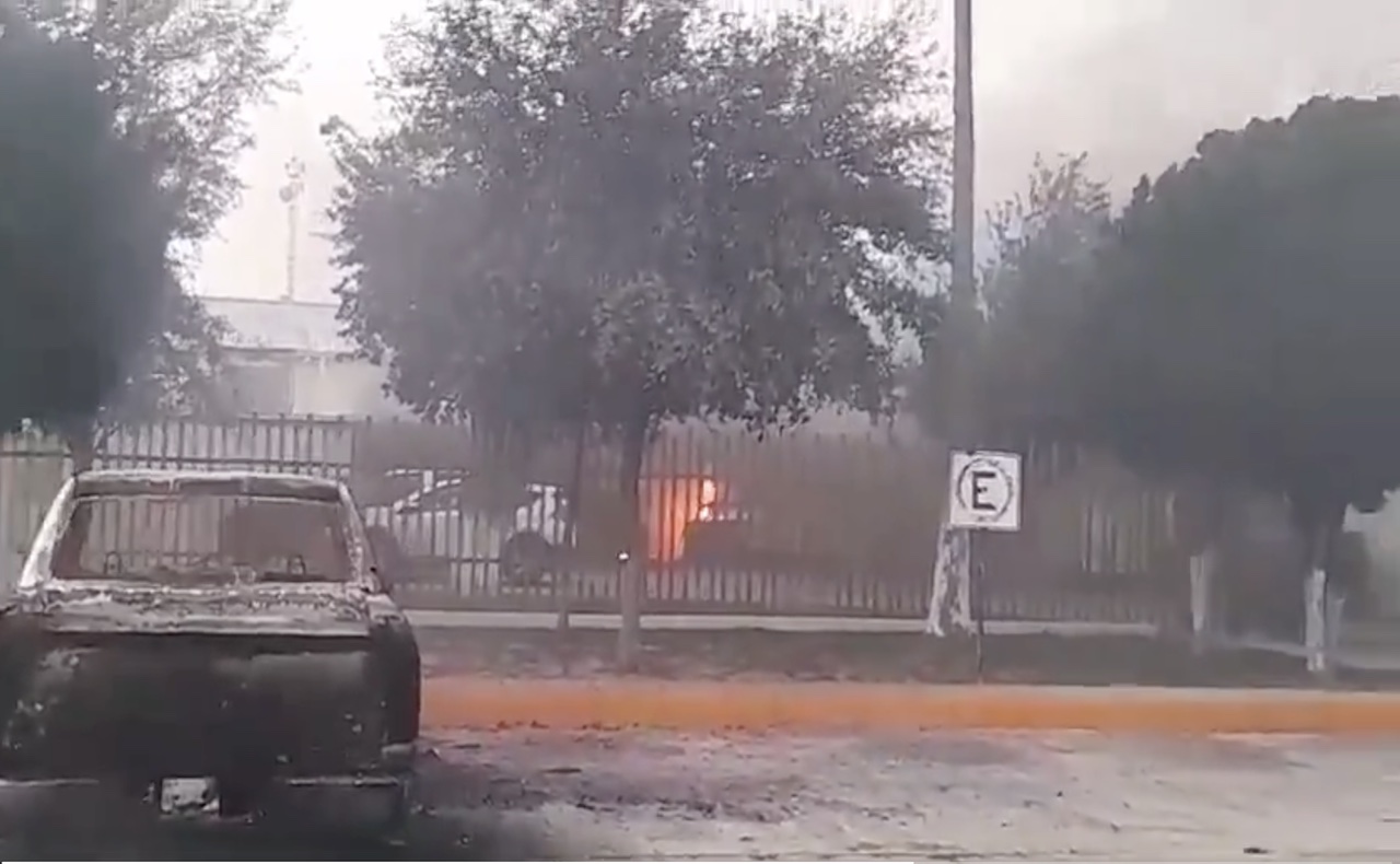 Balacera en Doctor Coss: sujetos armados disparan contra Palacio Municipal e incendia autos