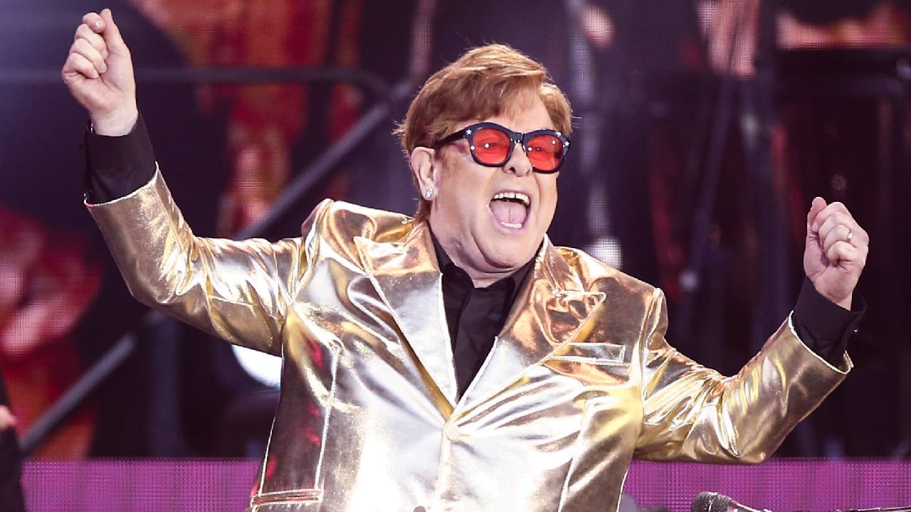 Desde un Banksy hasta un reloj Cartier, los tesoros de Elton John arrasan en subasta
