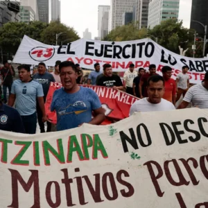 #CasoAyotzinapa: juez cambia medida cautelar a 8 militares; familiares critican fallo