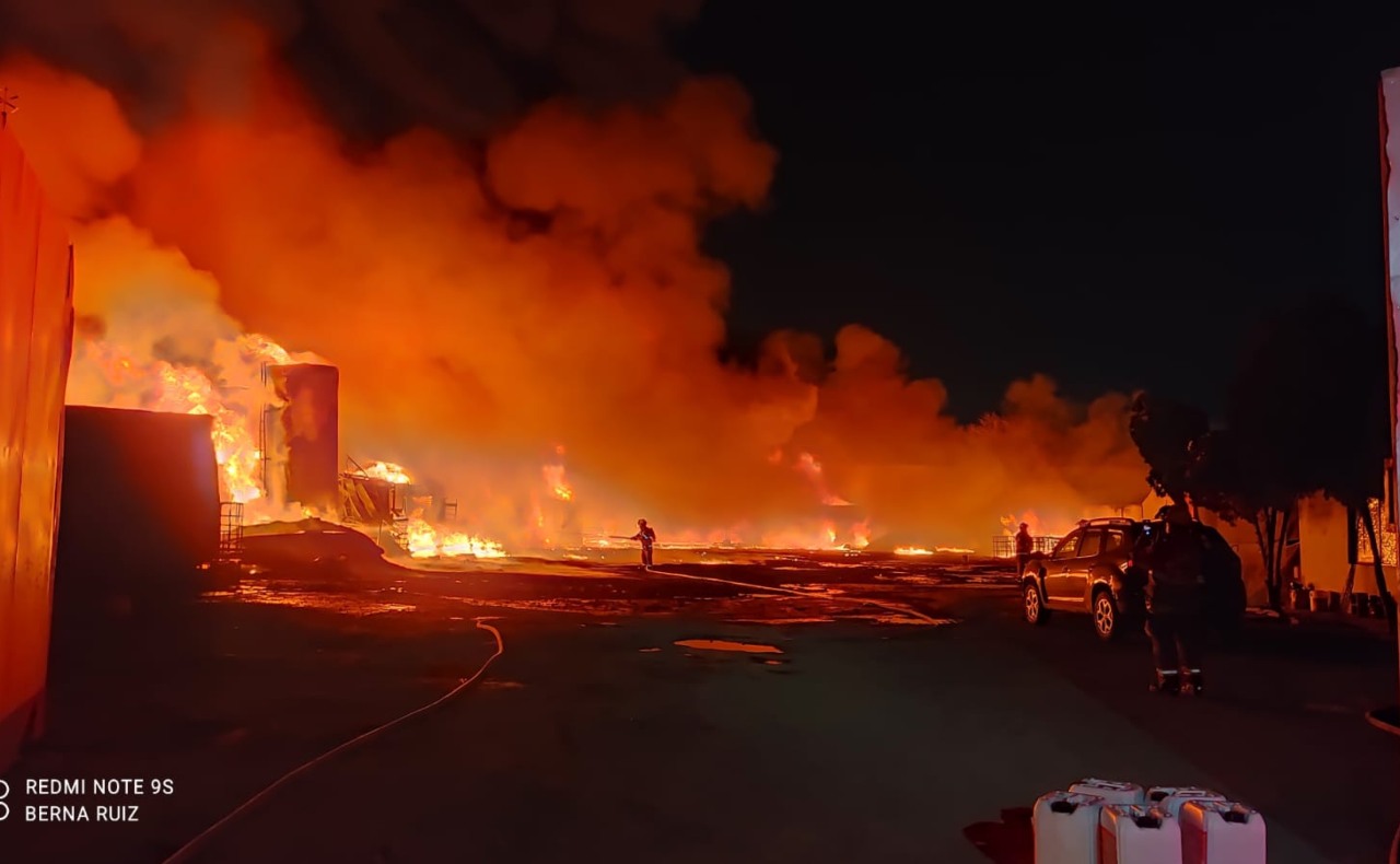 Incendio en Nuevo León hoy: se quema pensión de tráilers en Escobedo
