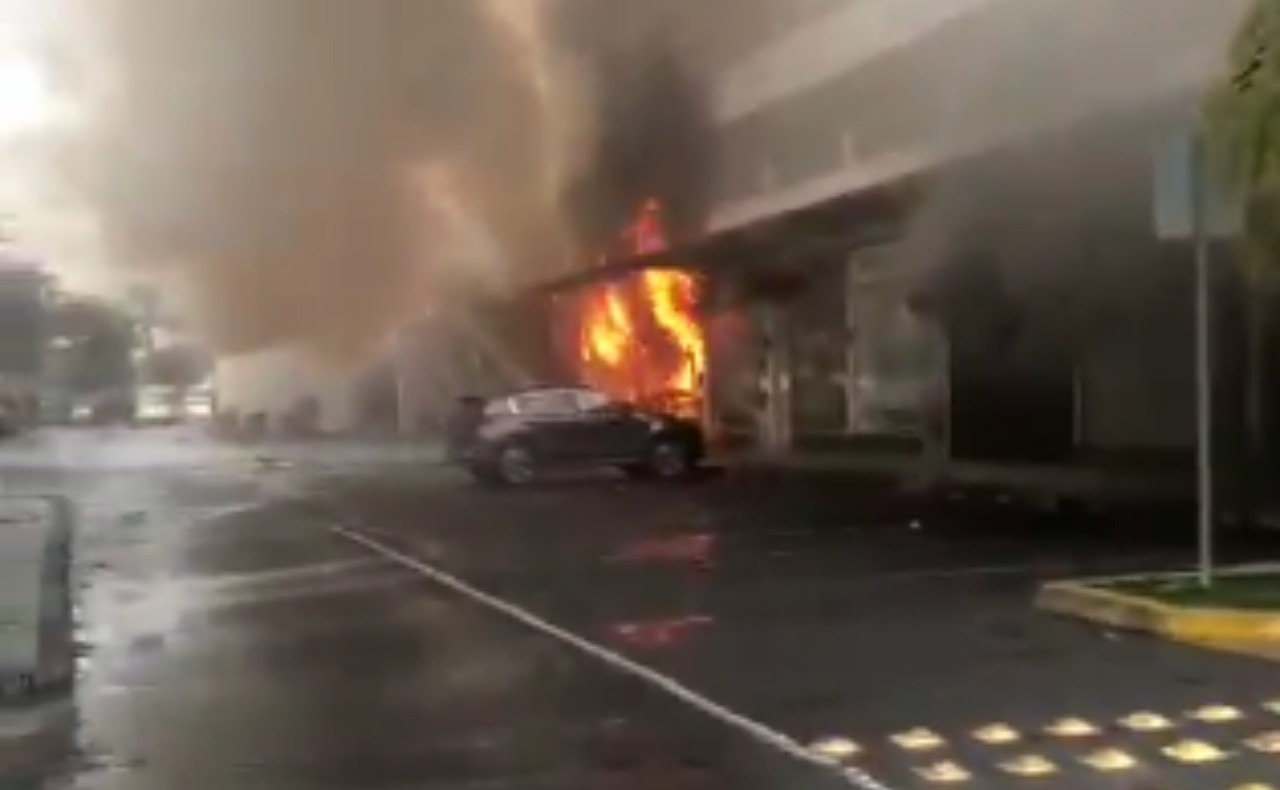 Incendio en Nuevo León hoy: controlan fuego en local de pizzas en San Pedro