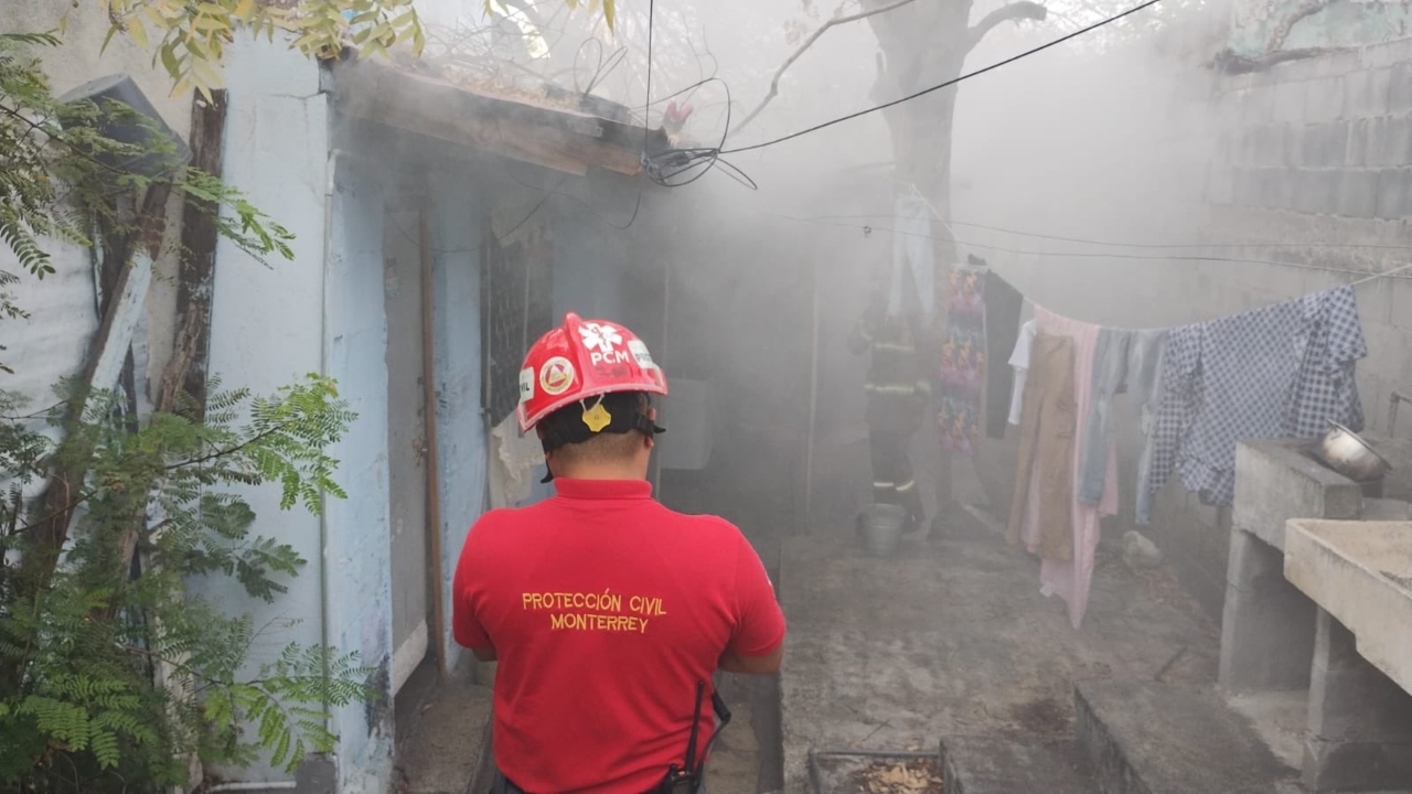 Incendio en Monterrey, Nuevo León, consume vivienda