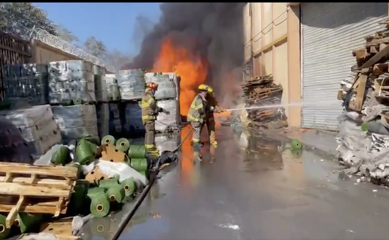 Incendio en San Nicolás: fuego consume cinco fábricas de plástico, madera y cartón