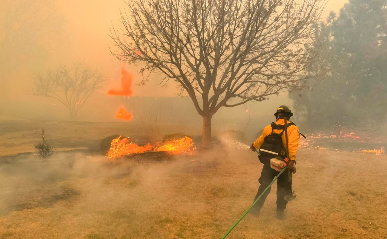 Incendios forestales en Texas dejan un muerto y medio millón de hectáreas devastadas
