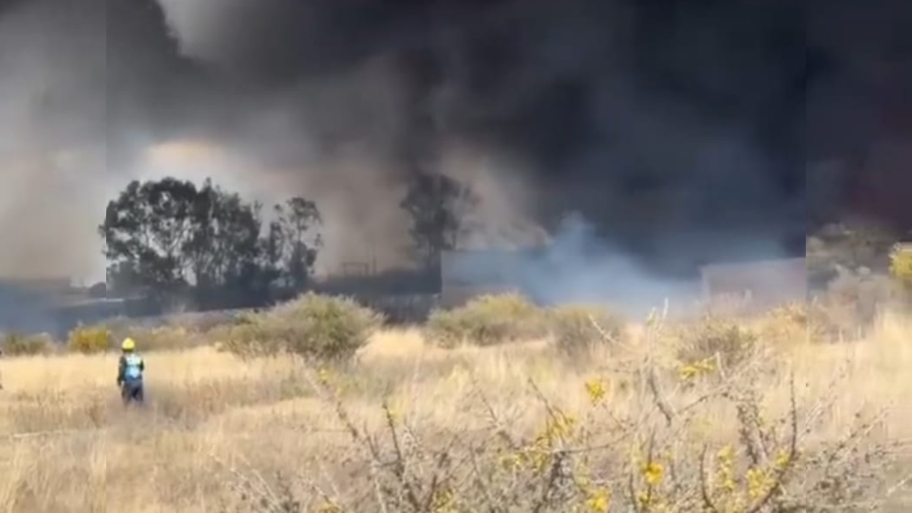 Incendio en Querétaro consume recicladora en San José El Alto