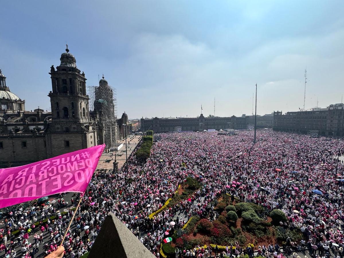 Marea rosa en el Zócalo: La clase media viene por “su” Palacio 