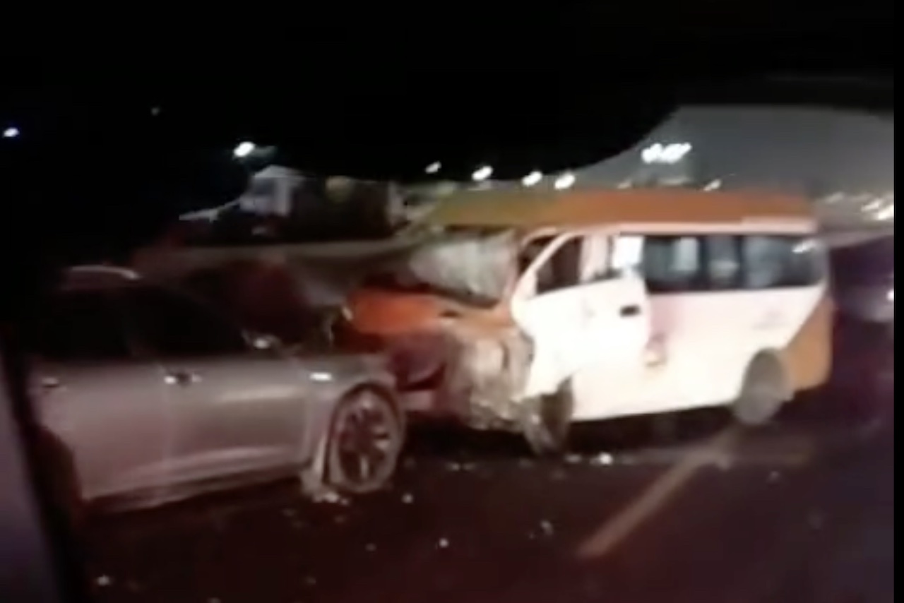Accidente hoy autopista México-Puebla: combi choca con camioneta por Santa Catarina