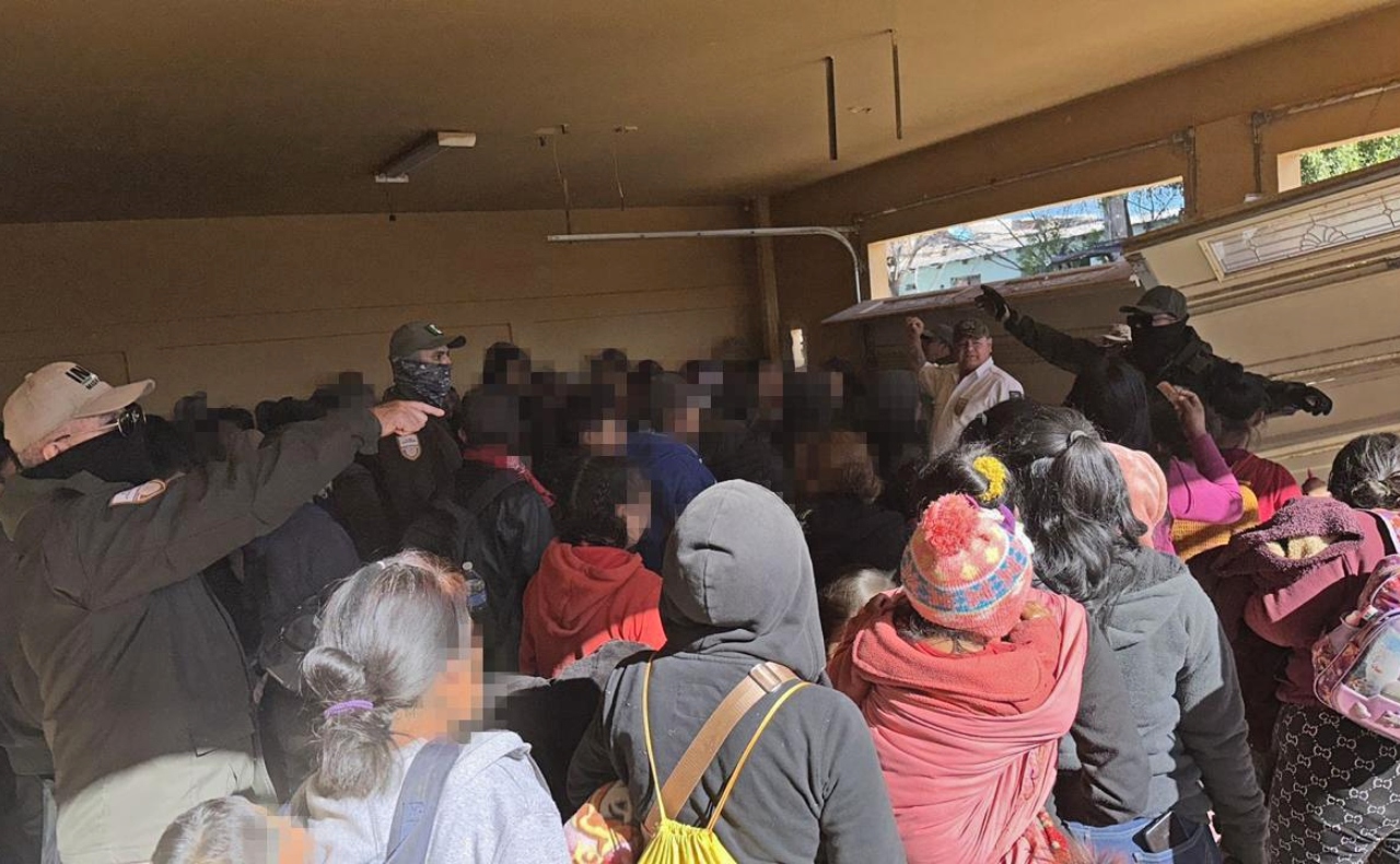 Autoridades localizan a 101 migrantes hacinados en una casa abandonada en Sonora