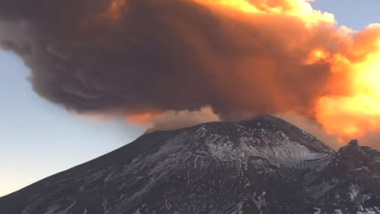 Volcán Popocatépetl: ‘Don Goyo’ bosteza y lanza fumarola de mil 500 metros