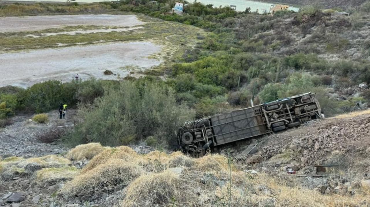 Accidente en Baja California Sur: camión cae a barranco en Loreto