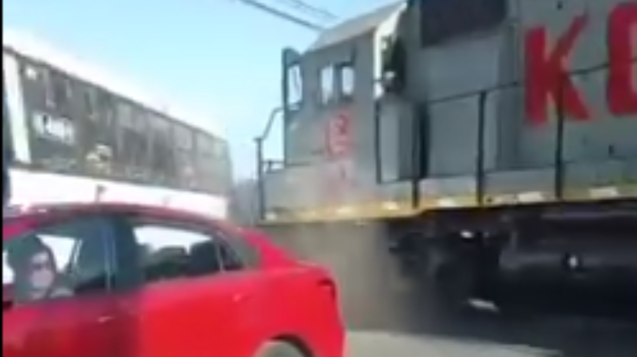 Accidente en Santa Catarina: tren golpea autobús de pasajeros