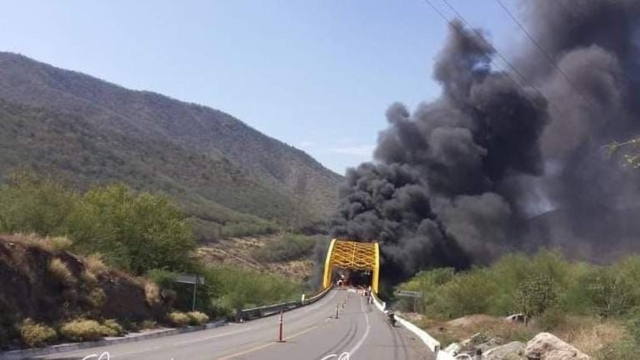 Accidente en autopista Siglo XXI: tráiler se incendia en Puente de Infiernillo