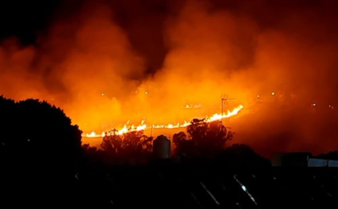 Incendio en Valle Dorado: se quema pastizal en el municipio de Tlalnepantla