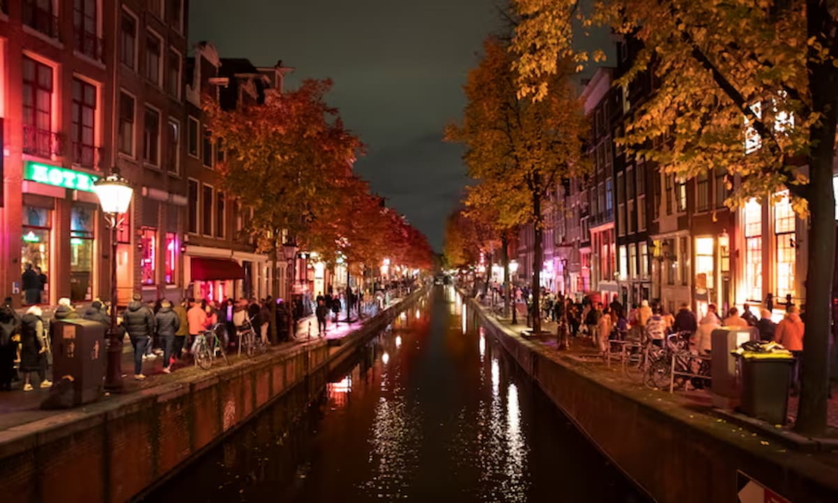¿Turistear fumando mariguana? Ámsterdam intenta desanimar al turismo nocivo con un cuestionario