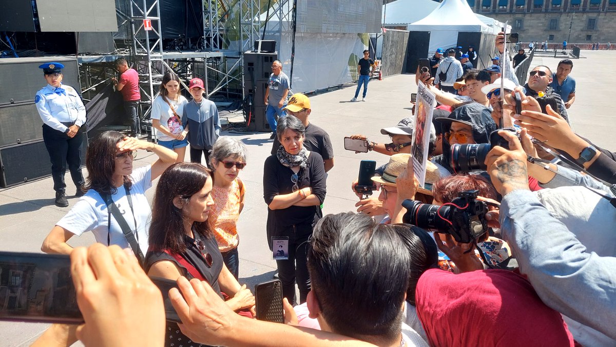 Previo a su concierto en el Zócalo, Julieta Venegas se reúne con familias de desaparecidos